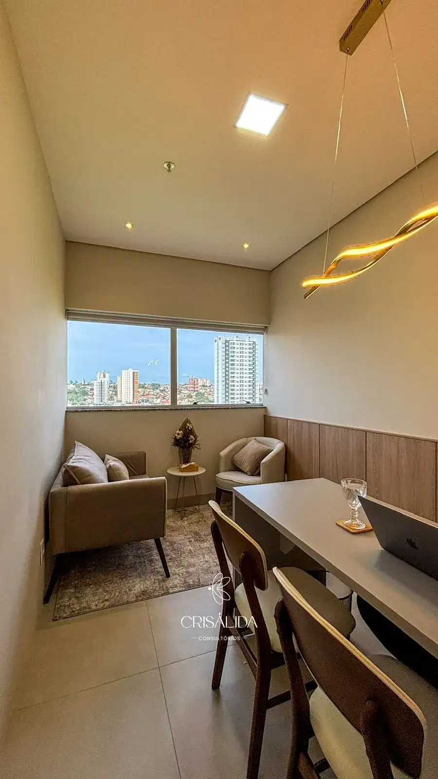 Sala de atendimento com vista panorâmica — Edifício Classic Office, Campo Grande/MS